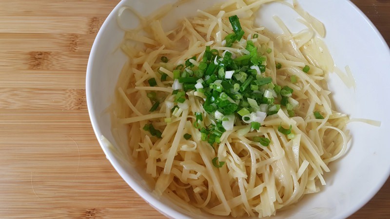 馬鈴薯煎餅食譜｜口感軟糯老少咸宜，作法簡易的馬鈴薯絲煎餅