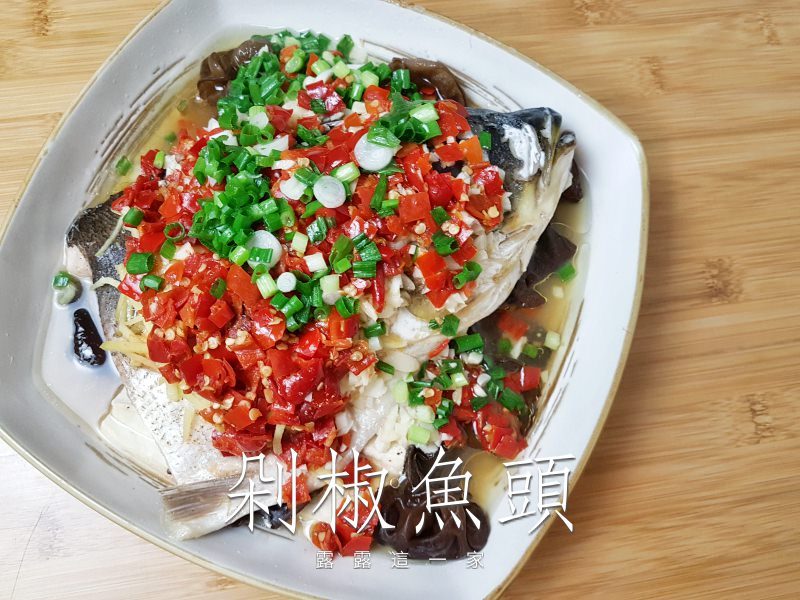 剁椒魚頭食譜｜超簡單的魚料理，做法就是新鮮魚頭加上夠味剁椒！ @露老爸&amp;露瑪