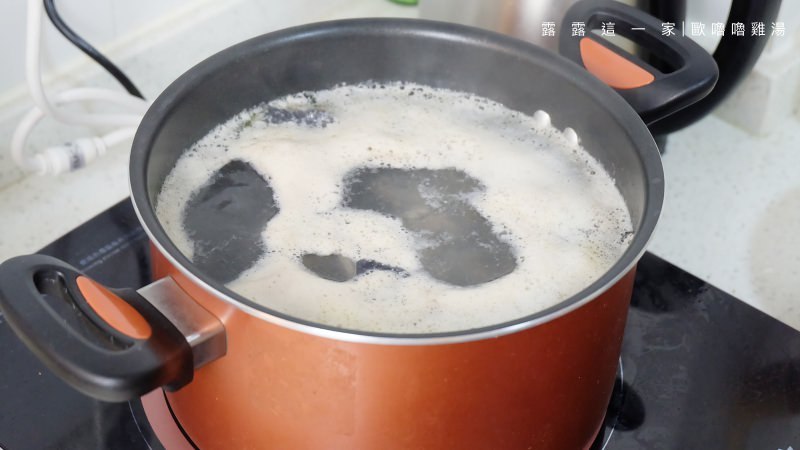 【養身食譜】電子鍋煲湯│黑枸杞黑豆養身雞湯