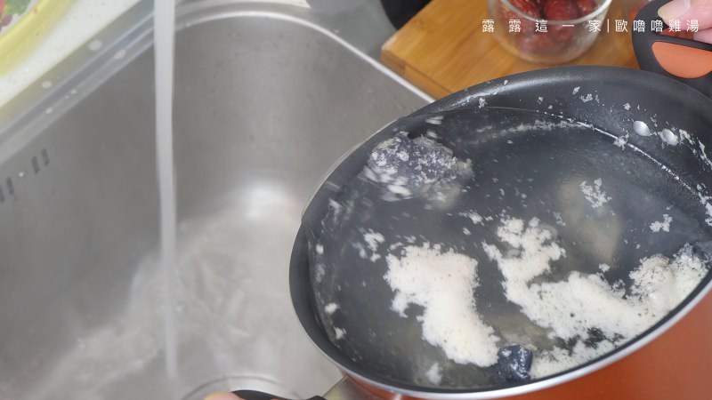 【養身食譜】電子鍋煲湯│黑枸杞黑豆養身雞湯