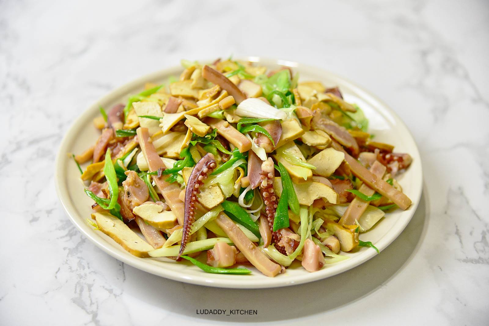 客家小炒食譜｜鹹肉魷魚豆干青蒜豐富的食材，下飯下酒兩相宜的家常小炒