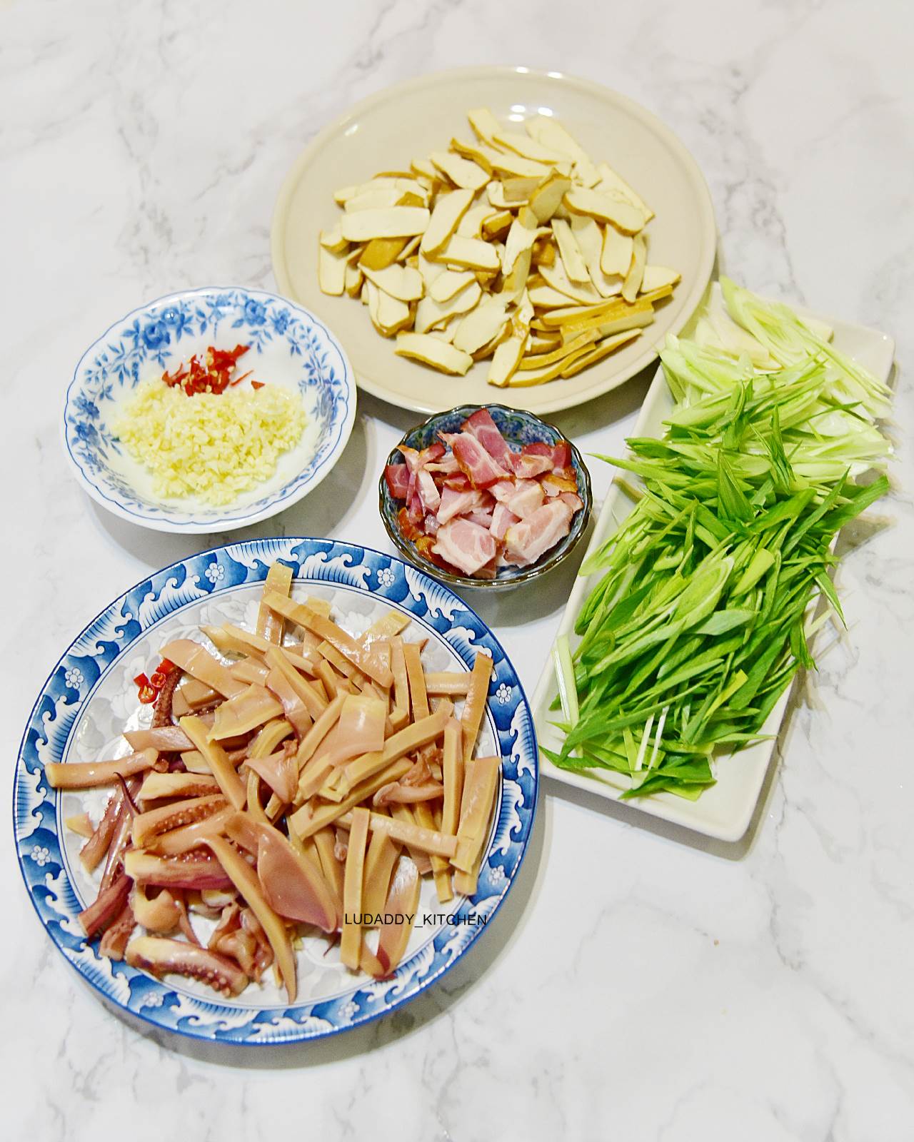 客家小炒食譜｜鹹肉魷魚豆干青蒜豐富的食材，下飯下酒兩相宜的家常小炒