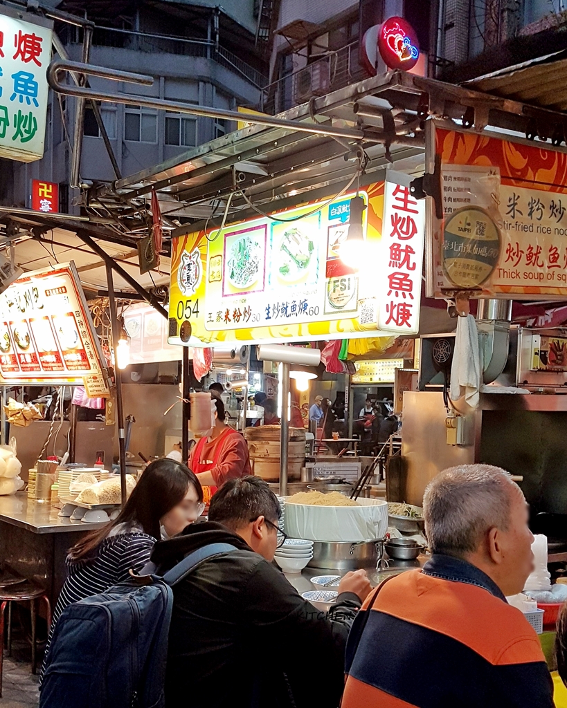 【寧夏夜市美食】經典的老字號人氣美食!劉芋仔蛋黃芋餅、牛媽媽沙茶牛肉、王家生炒魷魚