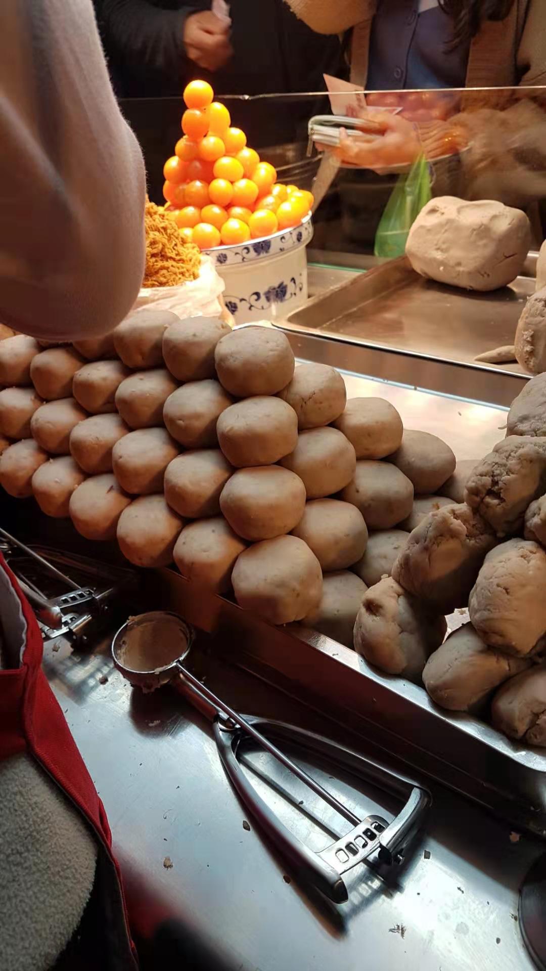 【寧夏夜市美食】經典的老字號人氣美食!劉芋仔蛋黃芋餅、牛媽媽沙茶牛肉、王家生炒魷魚