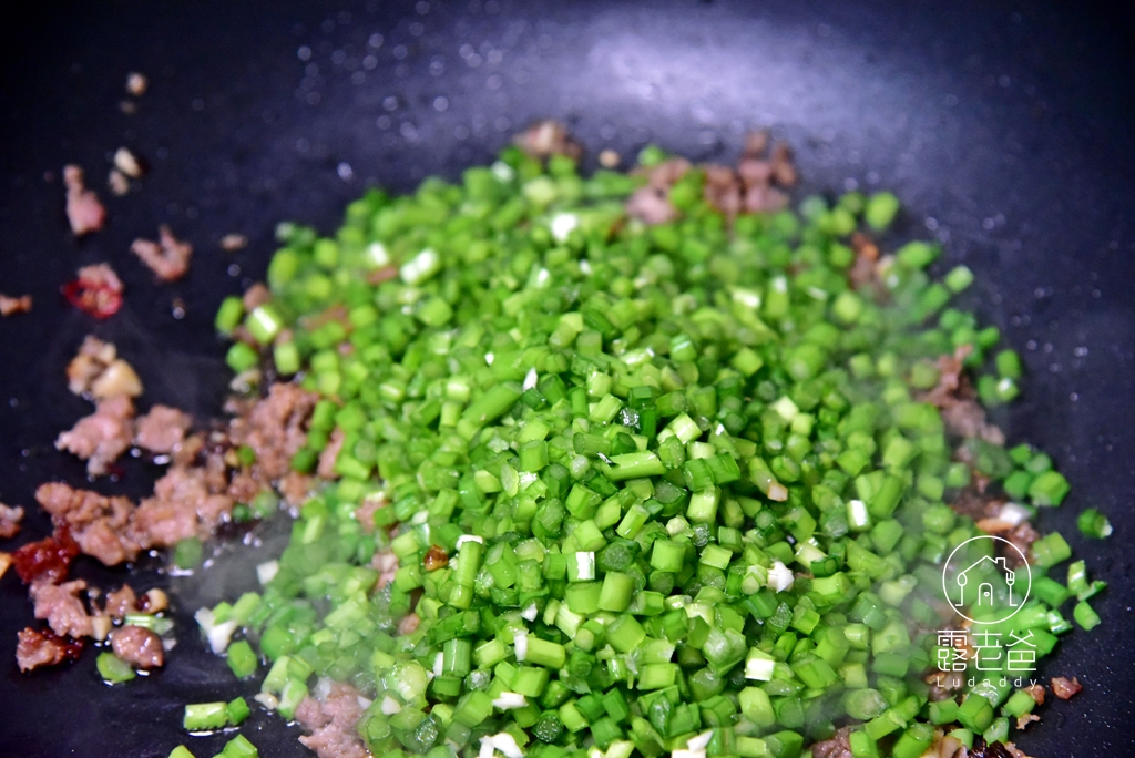 蒼蠅頭食譜，香辣的韭菜丁炒絞肉，讓人食慾大開的下飯菜。