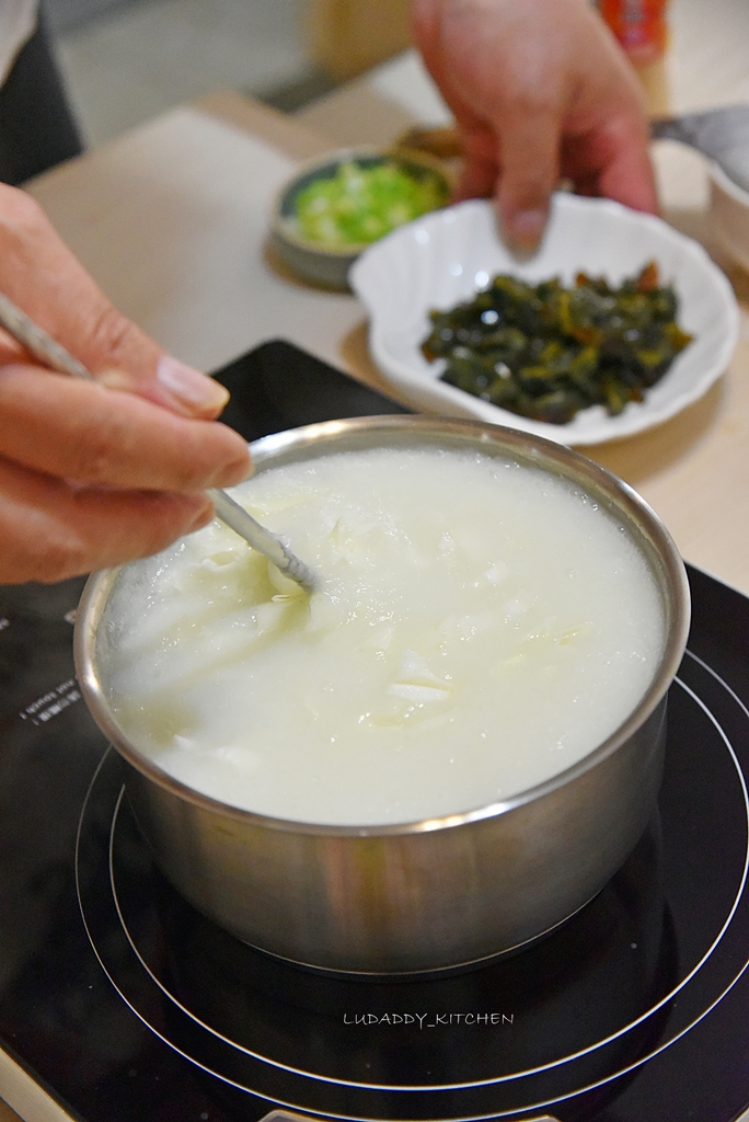 【食譜】簡易快速看不見米粒口感綿密的經典皮蛋瘦肉粥