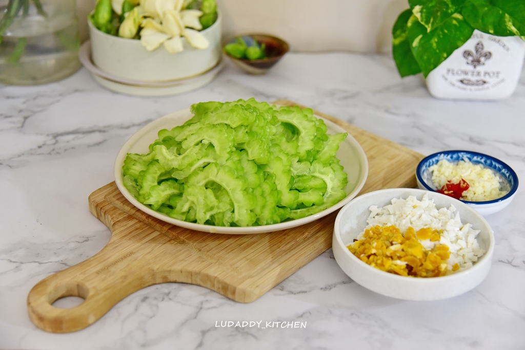 鹹蛋苦瓜食譜｜鹹香下飯苦瓜鹹蛋料理，熱炒店高人氣菜色