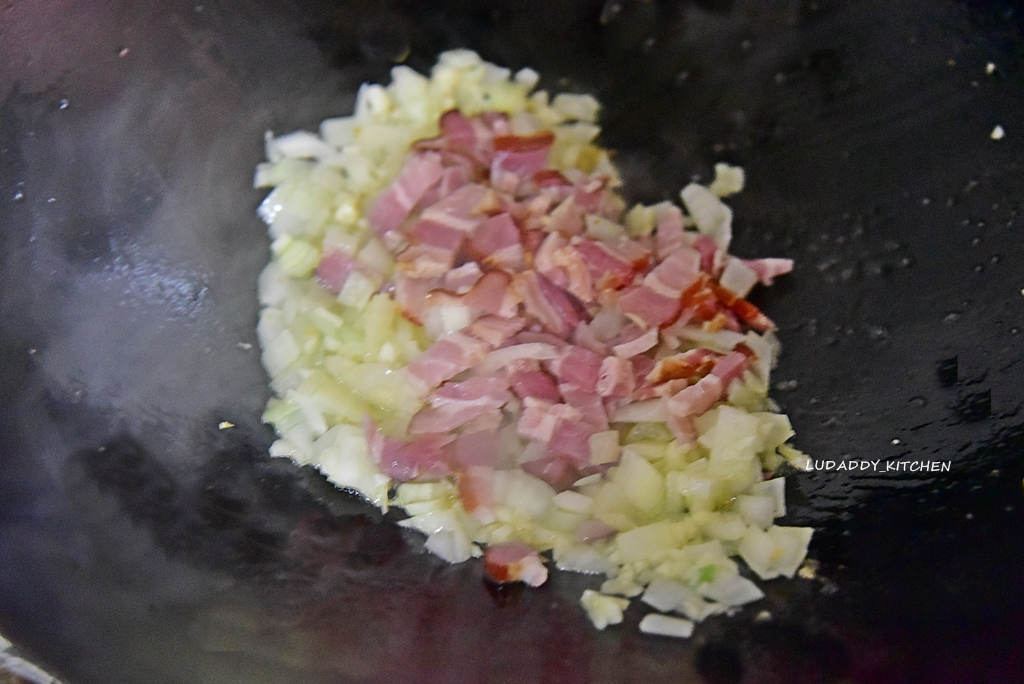 【食譜】酸甜多汁帶著南洋風的鳳梨炒飯