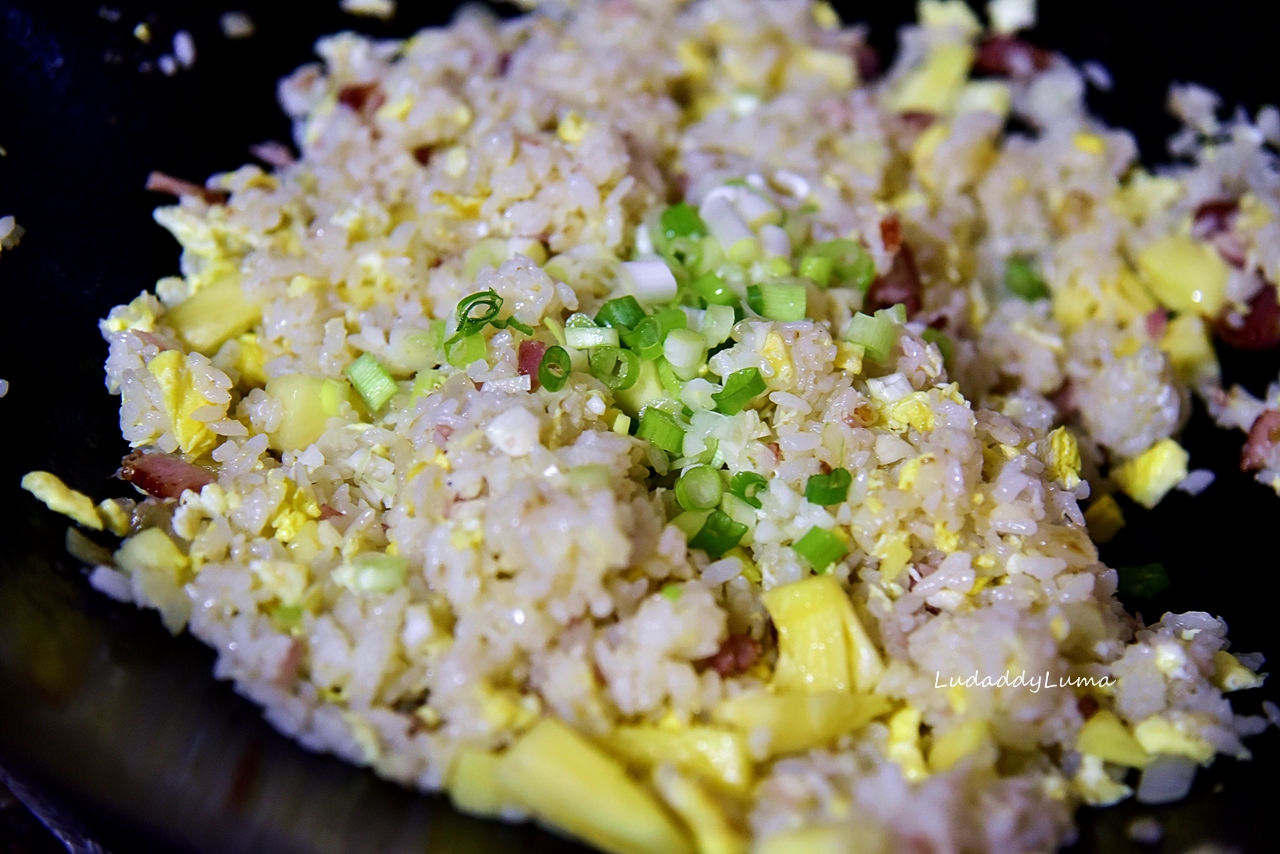 鳳梨炒飯食譜｜加入酸甜多汁的鳳梨，帶著南洋風的炒飯做法