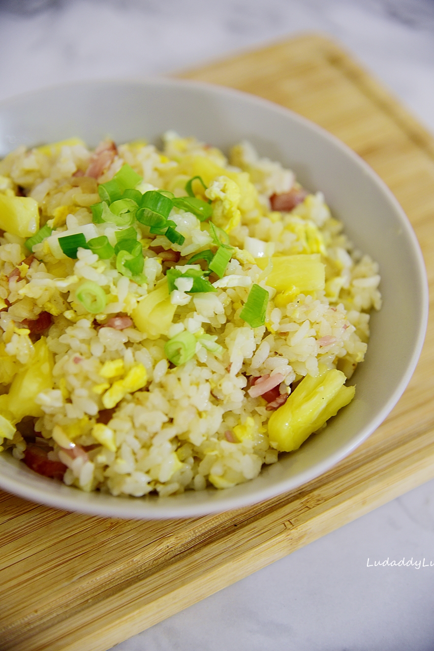 【食譜】酸甜多汁帶著南洋風的鳳梨炒飯