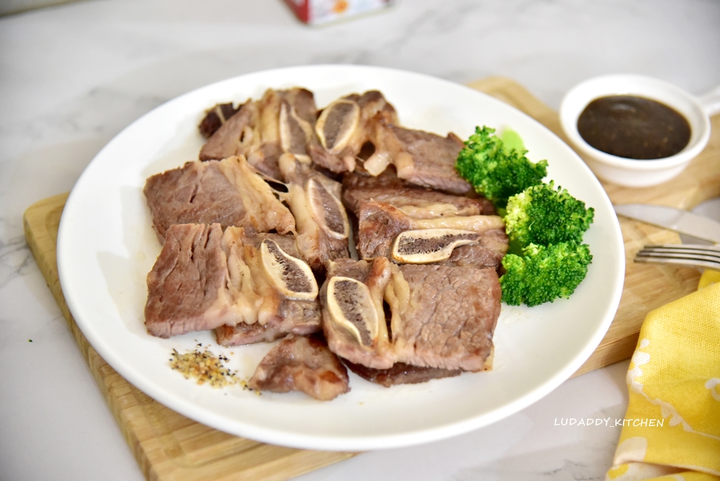 【食譜】Beef Hunter 肉品料理/香煎美國帶骨牛小排 @露老爸&amp;露瑪