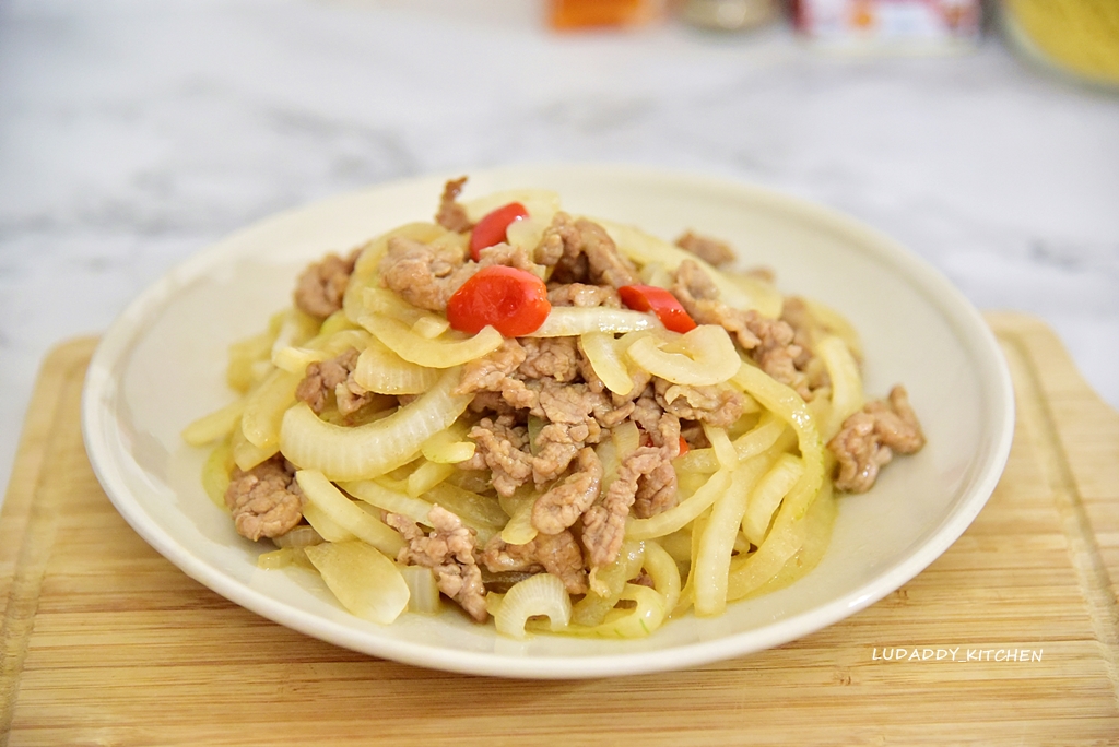 【洋蔥炒肉食譜】甘甜的洋蔥料理，家常下飯菜洋蔥炒肉絲