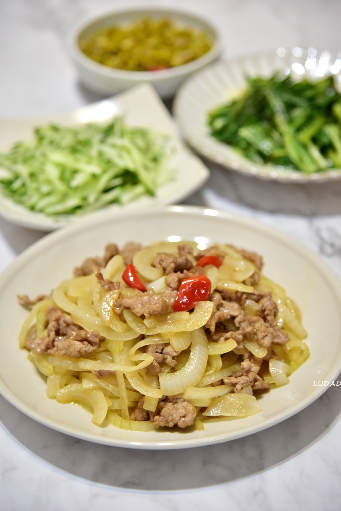 【洋蔥炒肉食譜】甘甜的洋蔥料理，家常下飯菜洋蔥炒肉絲