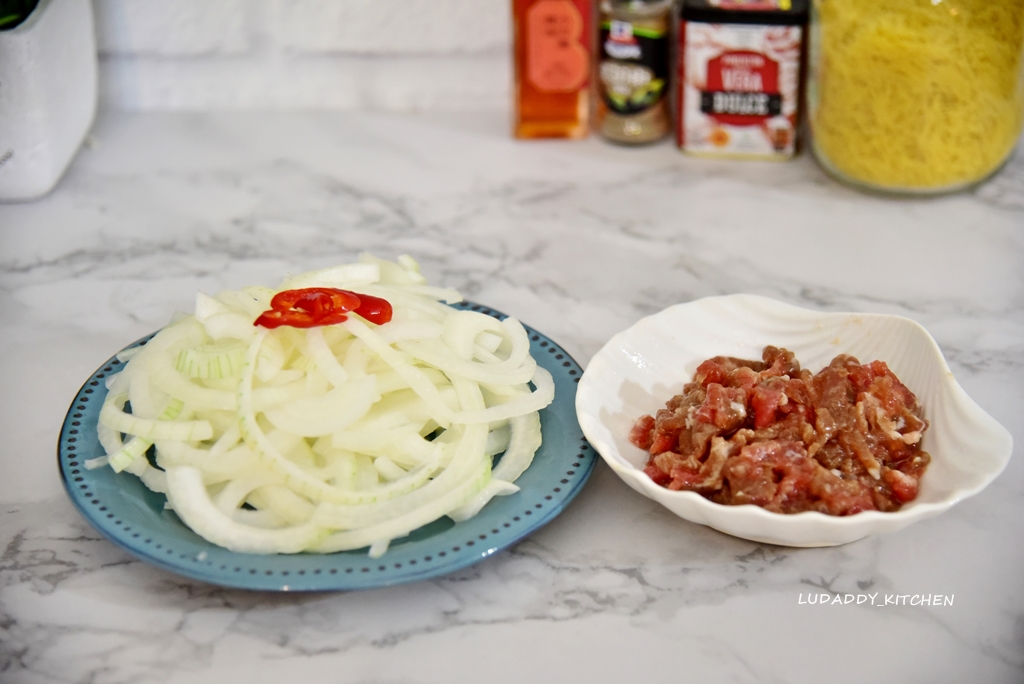 【洋蔥炒肉食譜】甘甜的洋蔥料理，家常下飯菜洋蔥炒肉絲