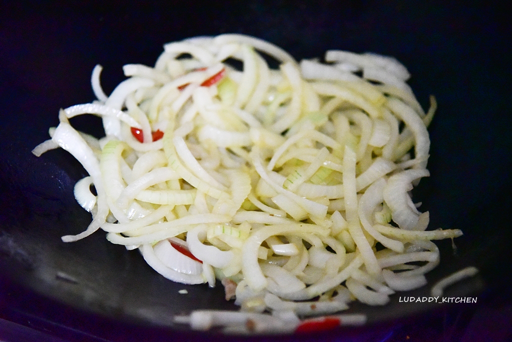 【洋蔥炒肉食譜】甘甜的洋蔥料理，家常下飯菜洋蔥炒肉絲