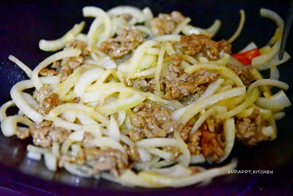 【洋蔥炒肉食譜】甘甜的洋蔥料理，家常下飯菜洋蔥炒肉絲