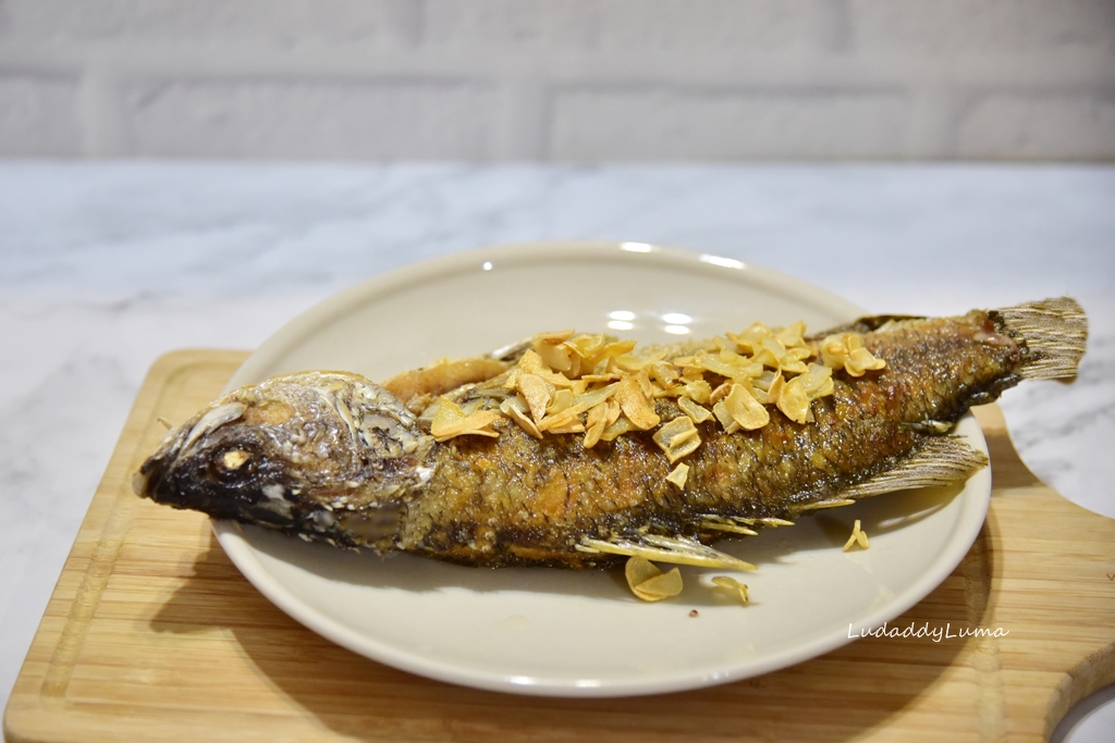 【乾煎魚食譜】加上杜甲八味粉的宴客蒜香乾煎鱸魚料理