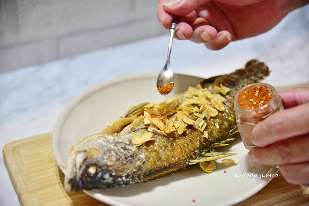 【乾煎魚食譜】加上杜甲八味粉的宴客蒜香乾煎鱸魚料理