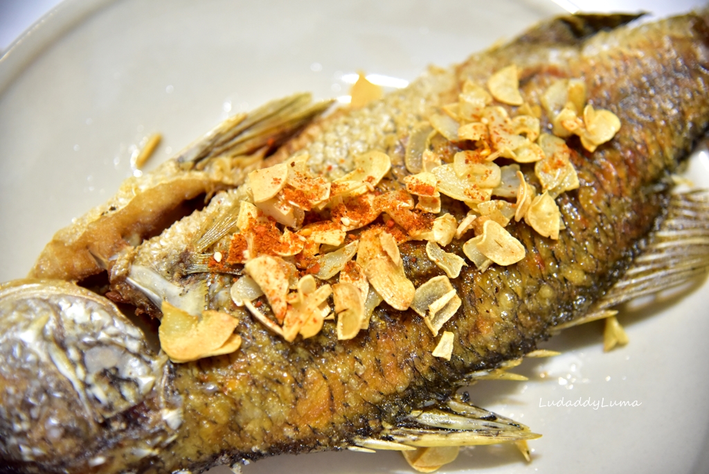 【乾煎魚食譜】加上杜甲八味粉的宴客蒜香乾煎鱸魚料理