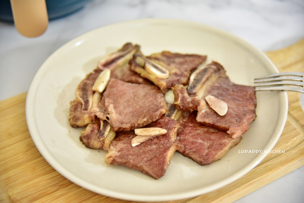 【氣炸鍋食譜】氣炸帶骨牛小排簡易料理味香肉嫩 @露老爸&amp;露瑪