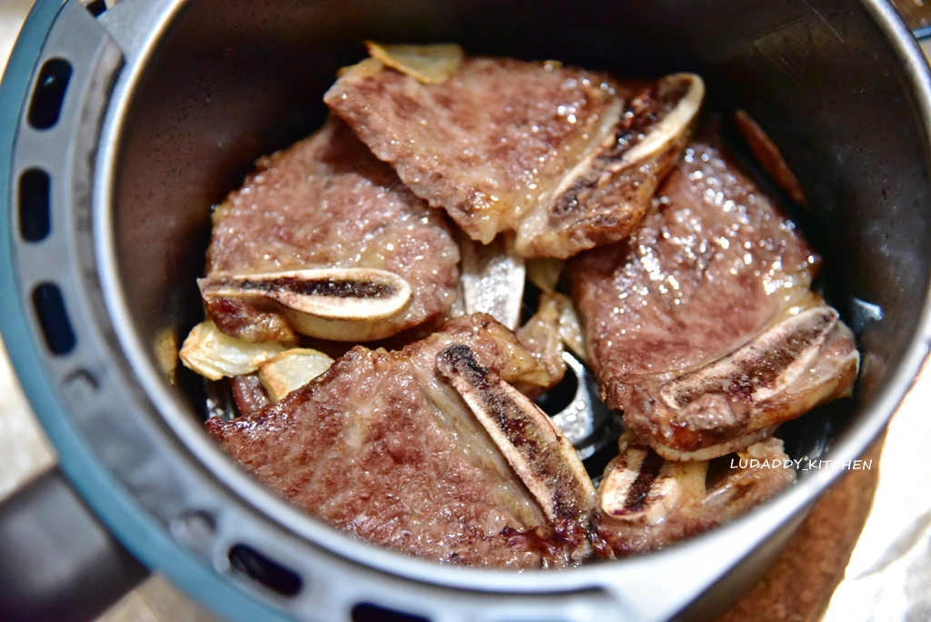 【氣炸鍋食譜】氣炸帶骨牛小排簡易料理味香肉嫩