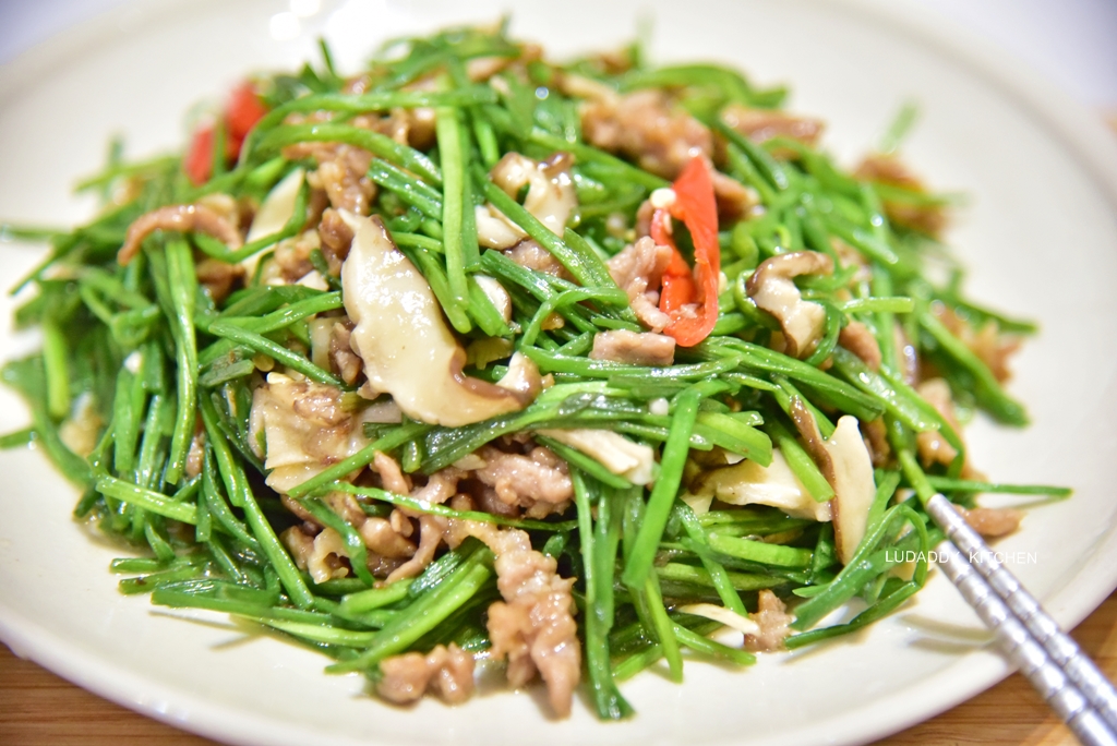 水蓮炒香菇肉絲食譜｜富含纖維質低熱量，口感爽脆的炒水蓮料理