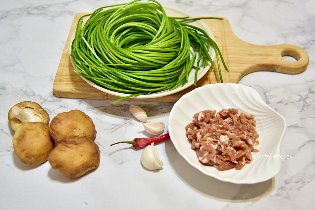 水蓮炒香菇肉絲食譜｜富含纖維質低熱量，口感爽脆的炒水蓮料理 @露老爸&amp;露瑪