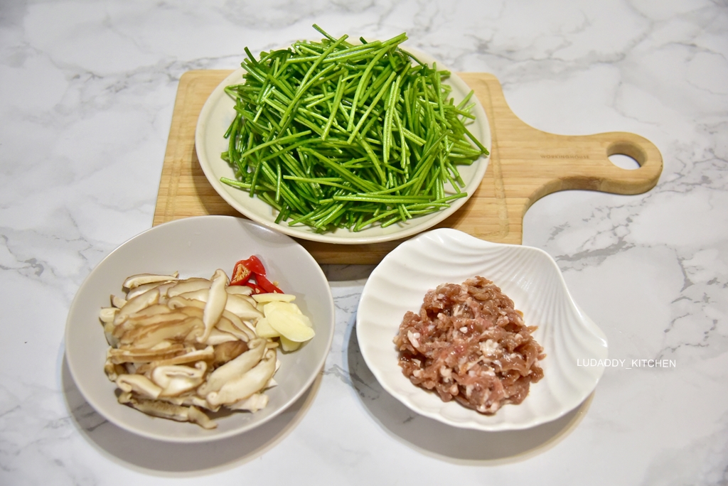 水蓮炒香菇肉絲食譜｜富含纖維質低熱量，口感爽脆的炒水蓮料理