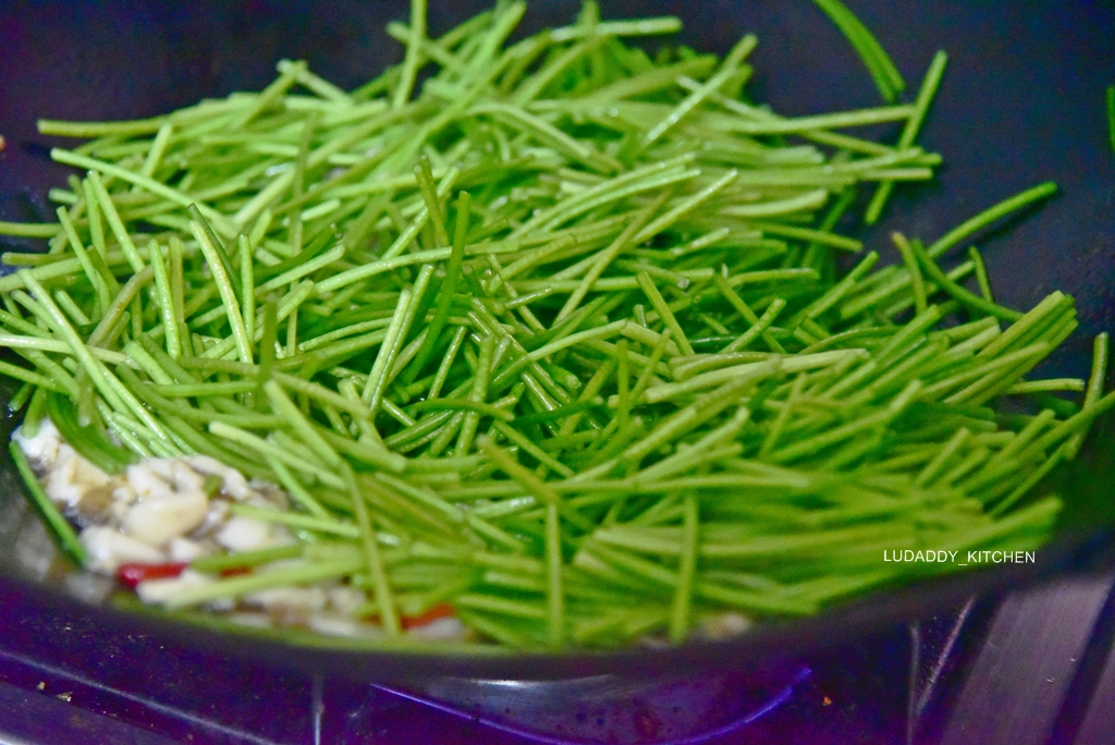 水蓮炒香菇肉絲食譜｜富含纖維質低熱量，口感爽脆的炒水蓮料理