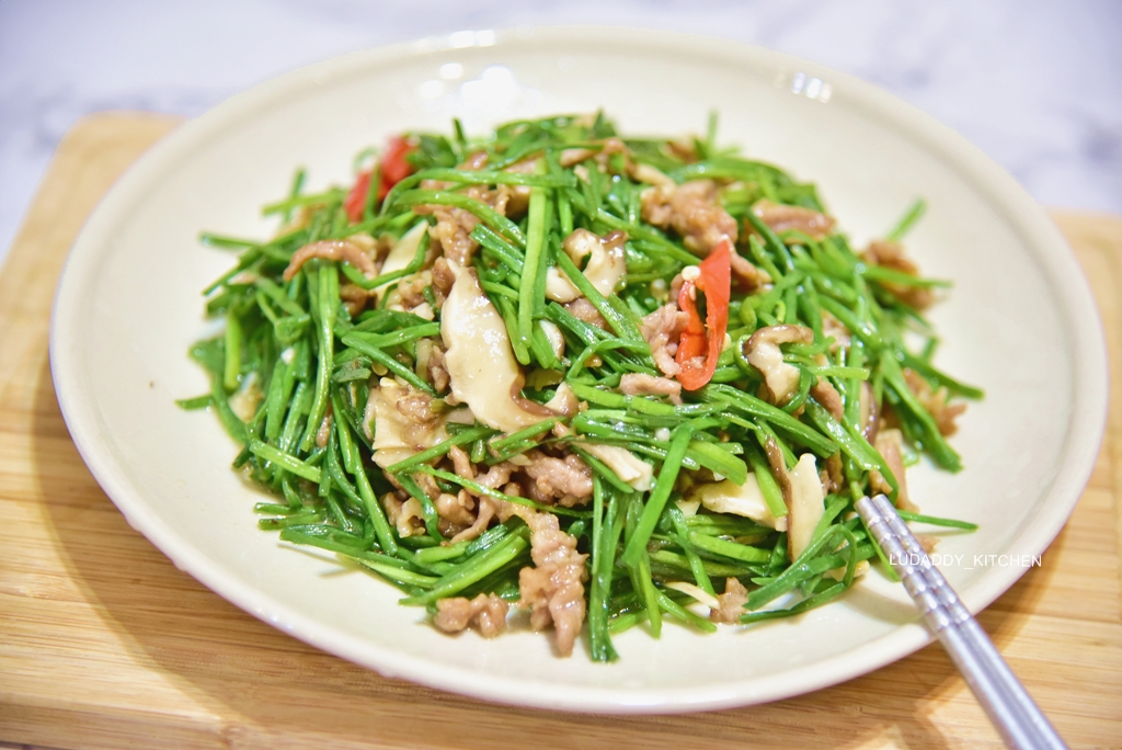 水蓮炒香菇肉絲食譜｜富含纖維質低熱量，口感爽脆的炒水蓮料理