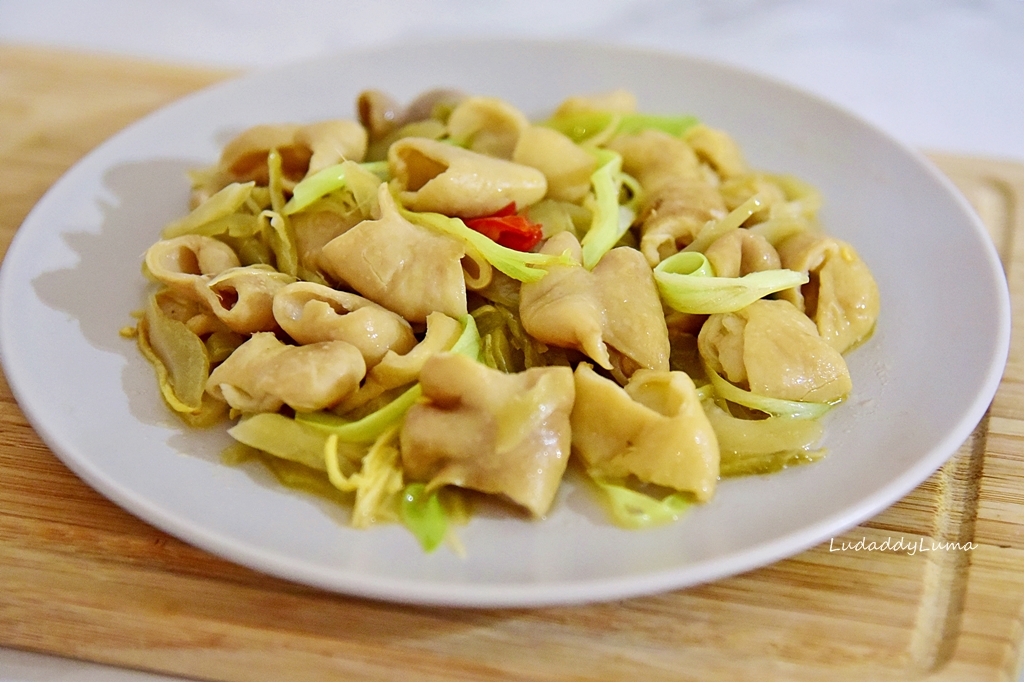 酸菜薑絲炒大腸食譜｜客家餐廳必點名菜，酸香帶勁的酸菜炒大腸