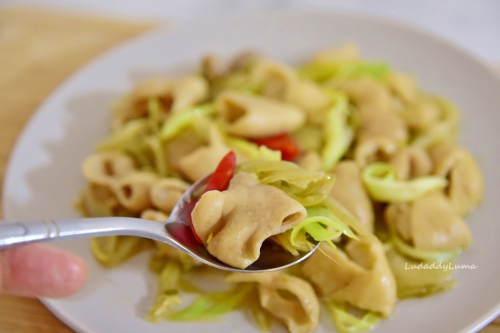 酸菜薑絲炒大腸食譜｜客家餐廳必點名菜，酸香帶勁的酸菜炒大腸