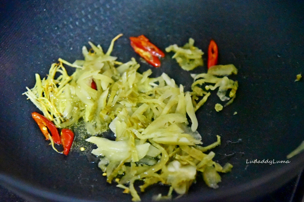 酸菜薑絲炒大腸食譜｜客家餐廳必點名菜，酸香帶勁的酸菜炒大腸