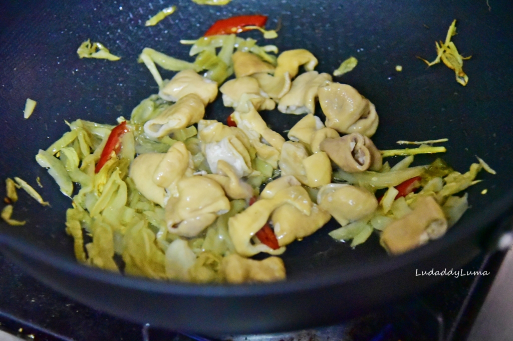 酸菜薑絲炒大腸食譜｜客家餐廳必點名菜，酸香帶勁的酸菜炒大腸