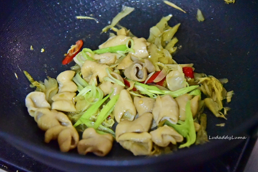 酸菜薑絲炒大腸食譜｜客家餐廳必點名菜，酸香帶勁的酸菜炒大腸