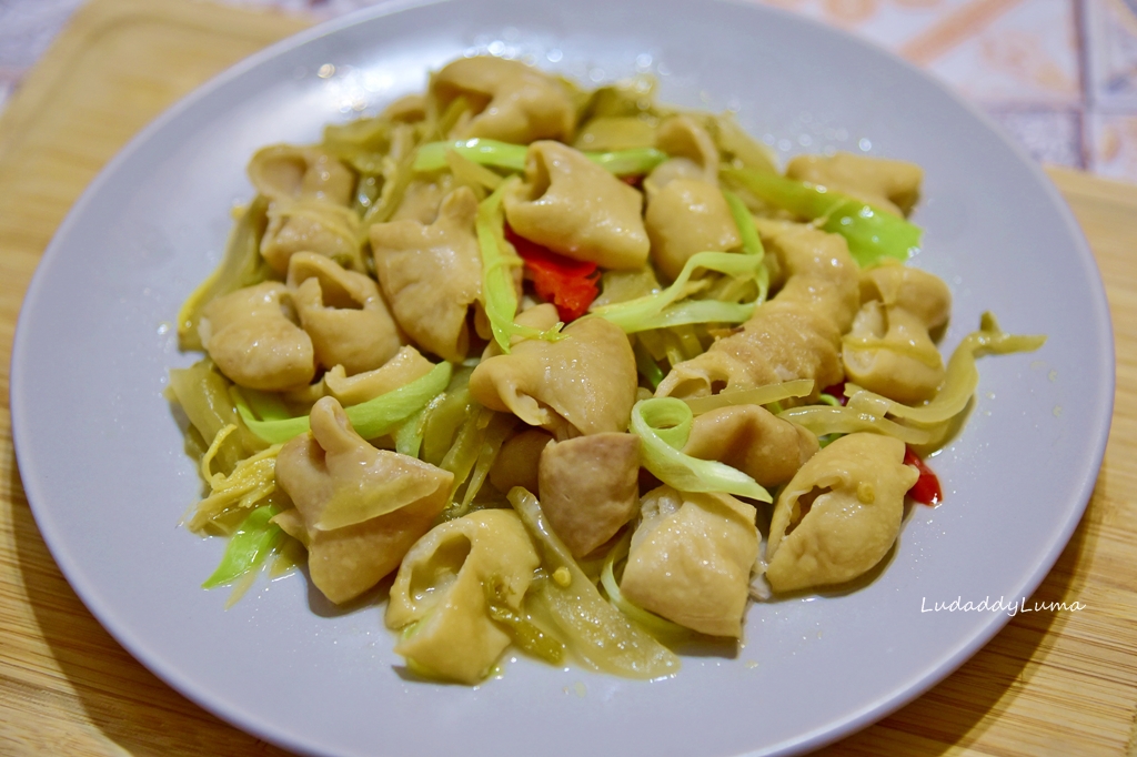 酸菜薑絲炒大腸食譜｜客家餐廳必點名菜，酸香帶勁的酸菜炒大腸