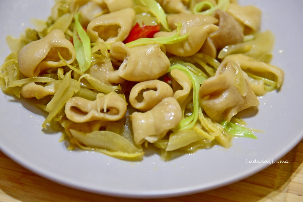 酸菜薑絲炒大腸食譜｜客家餐廳必點名菜，酸香帶勁的酸菜炒大腸