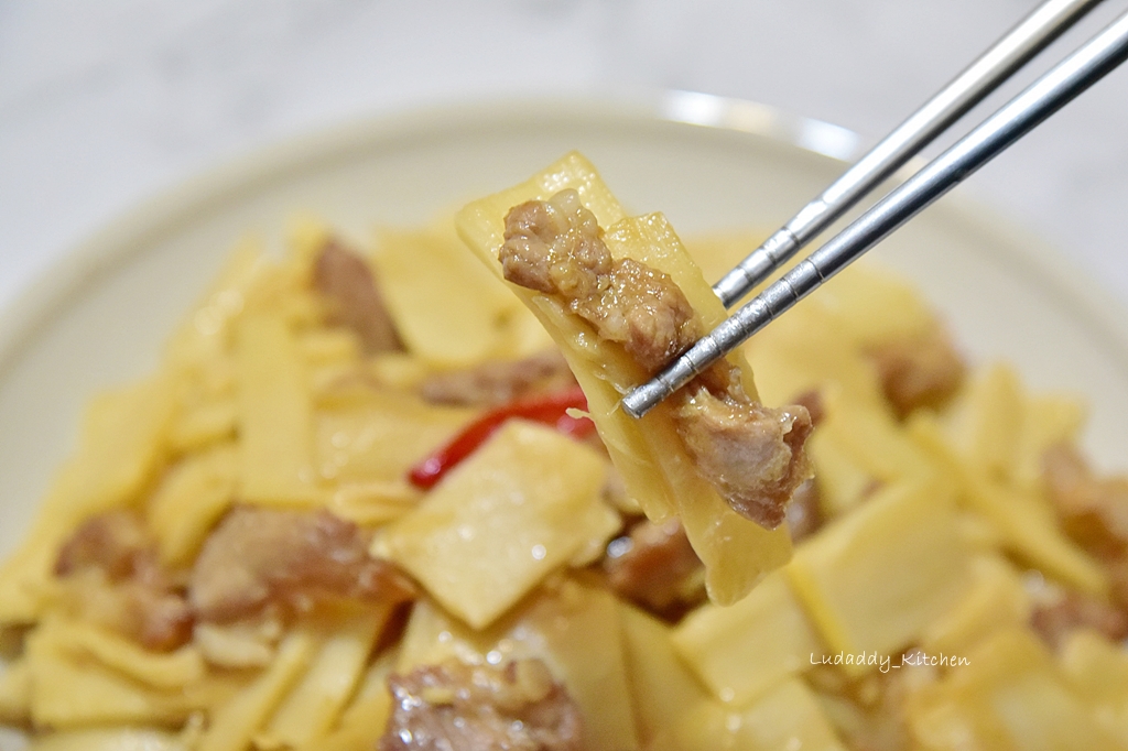 脆筍炒肉片食譜｜口感爽脆的筍片和鹹香肉片，古早味的筍料理