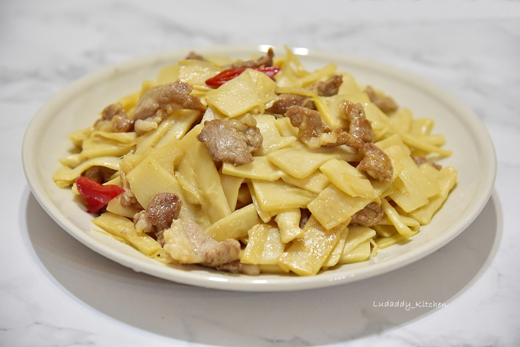 脆筍炒肉片食譜｜口感爽脆的筍片和鹹香肉片，古早味的筍料理