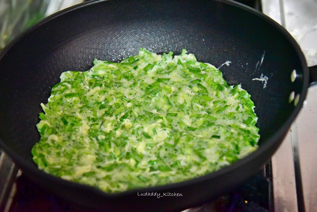 韭菜煎蛋食譜，家常中的簡易韭菜料理，加上一味更鮮美