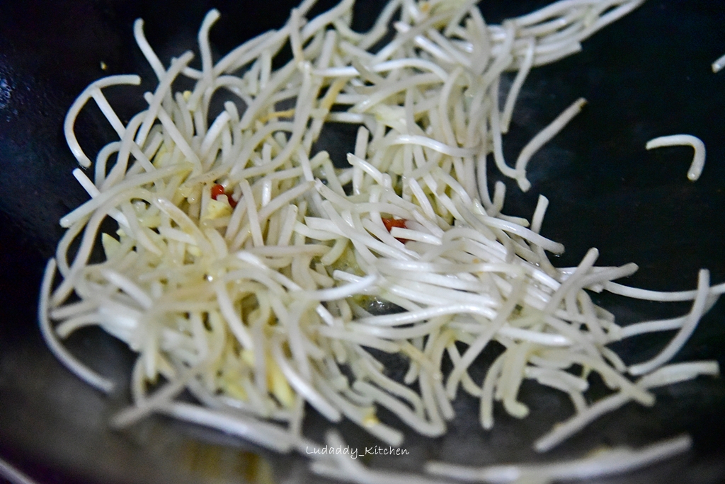 【食譜】銀芽肉絲‧肉質滑嫩豆芽爽脆的家常小炒