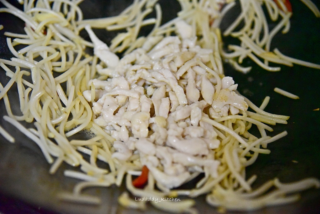 【食譜】銀芽肉絲‧肉質滑嫩豆芽爽脆的家常小炒