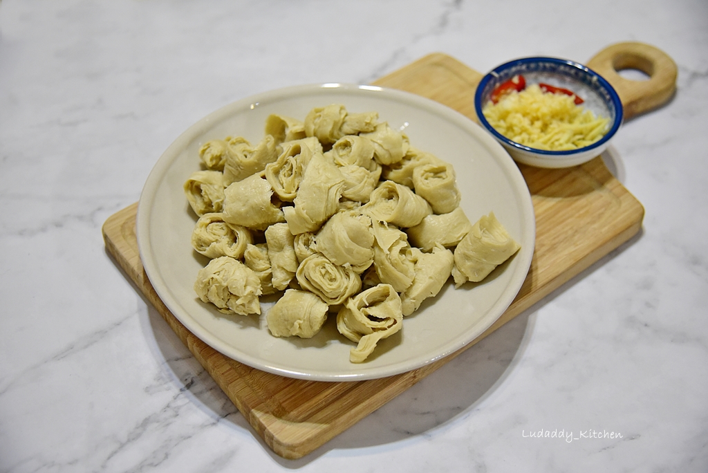 【食譜】手撕醬香炒麵腸，簡易的家常素食下飯菜