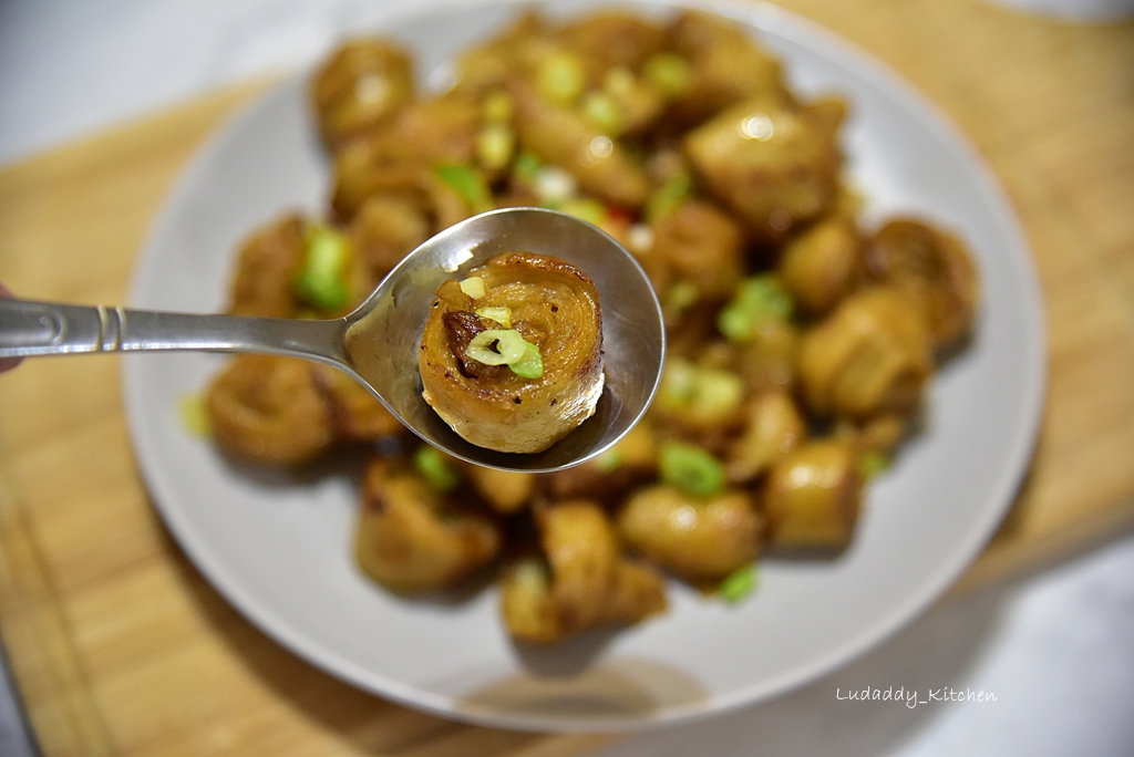 【食譜】手撕醬香炒麵腸，簡易的家常素食下飯菜