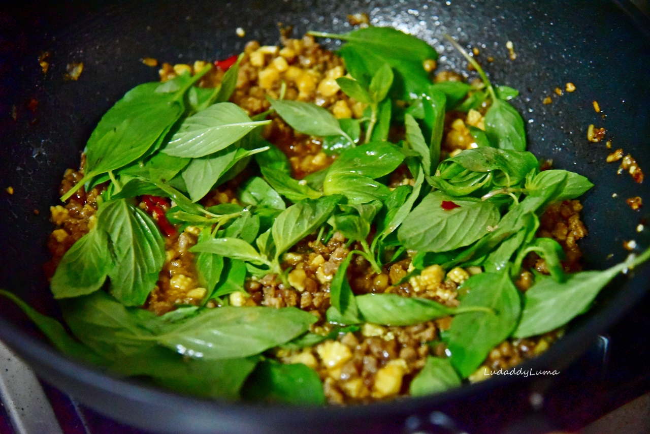 【食譜】家常泰式打拋豬│南洋風的下飯菜，拌飯拌麵都對味!