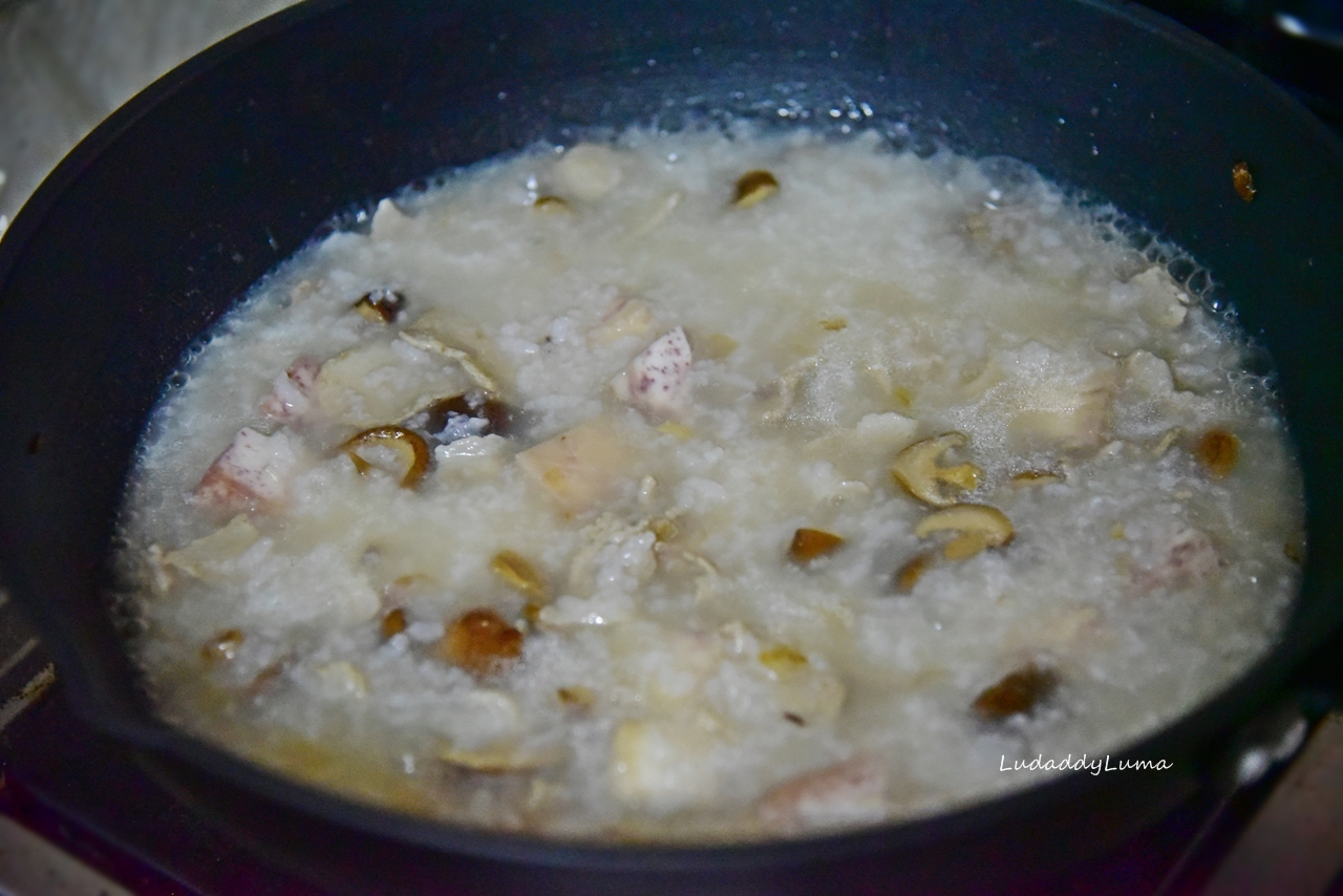 芋頭鹹粥食譜/綿密的芋頭加上芹菜胡椒的香氣，傳承的台式美味