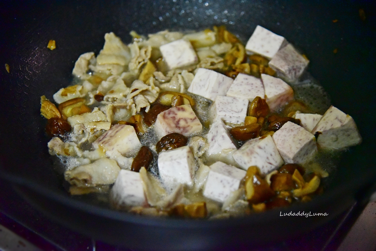 芋頭鹹粥食譜/綿密的芋頭加上芹菜胡椒的香氣，傳承的台式美味