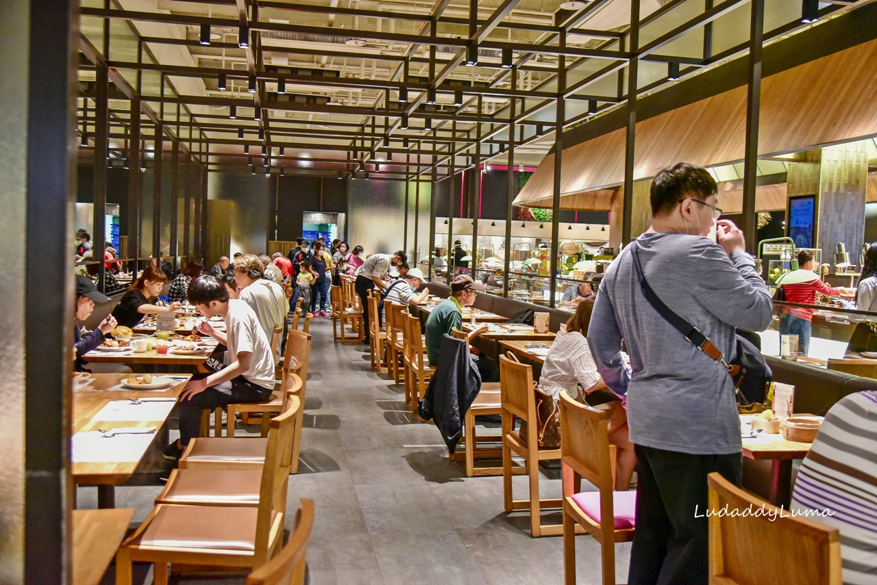 饗食天堂大直店｜下午茶食材多元豐富，牛排、烤鴨、生魚片、德國豬腳、多國料理一應具全