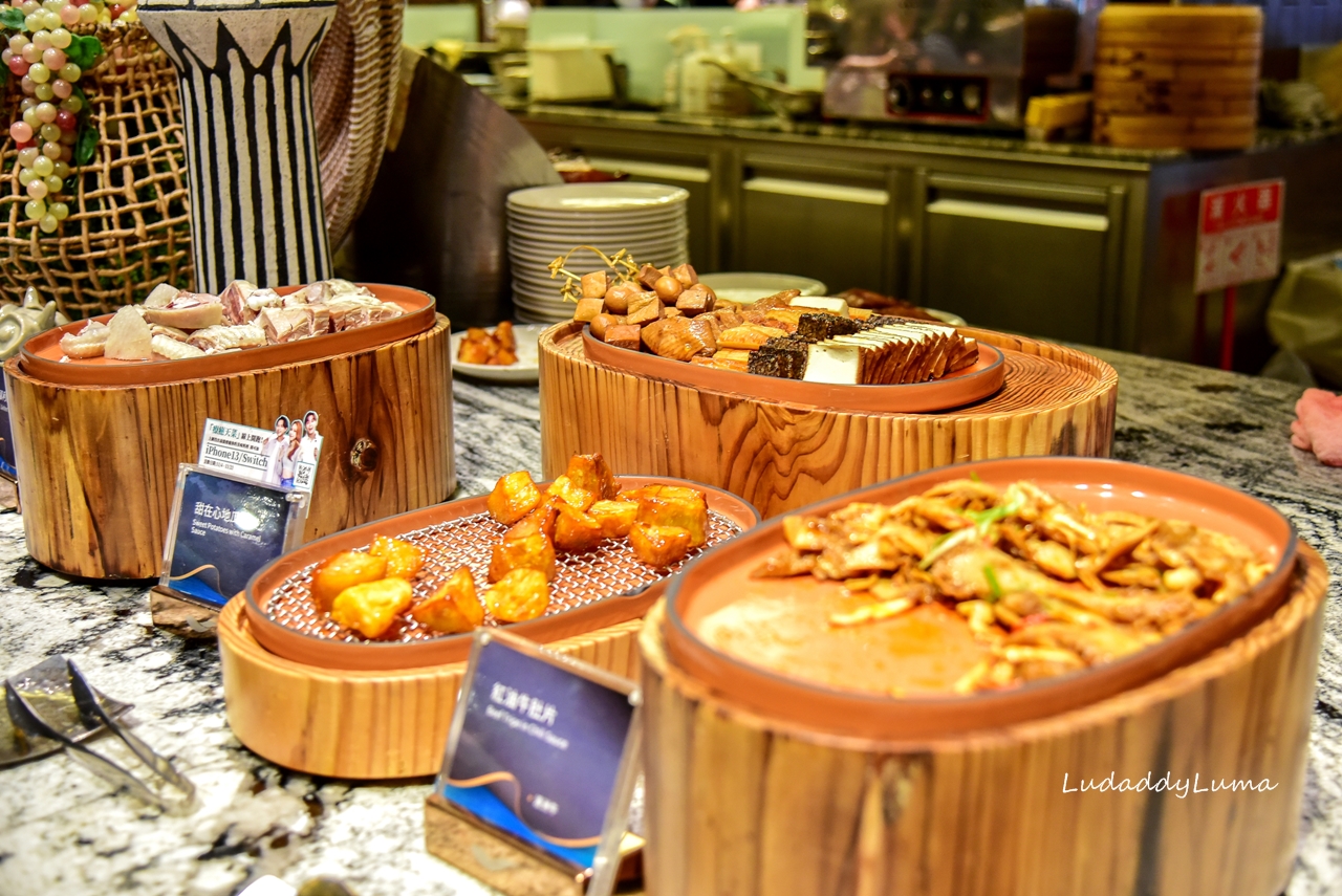 饗食天堂大直店｜下午茶食材多元豐富，牛排、烤鴨、生魚片、德國豬腳、多國料理一應具全