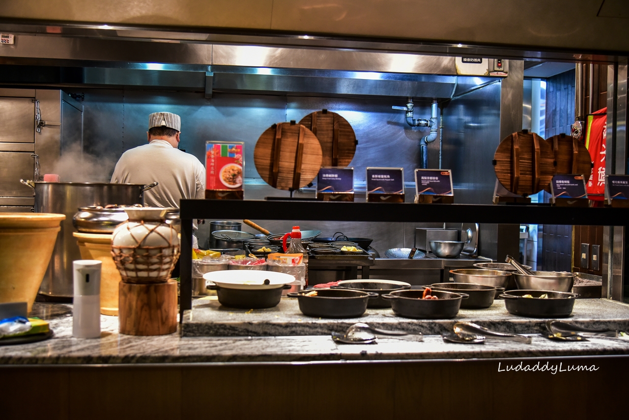 饗食天堂大直店｜下午茶食材多元豐富，牛排、烤鴨、生魚片、德國豬腳、多國料理一應具全